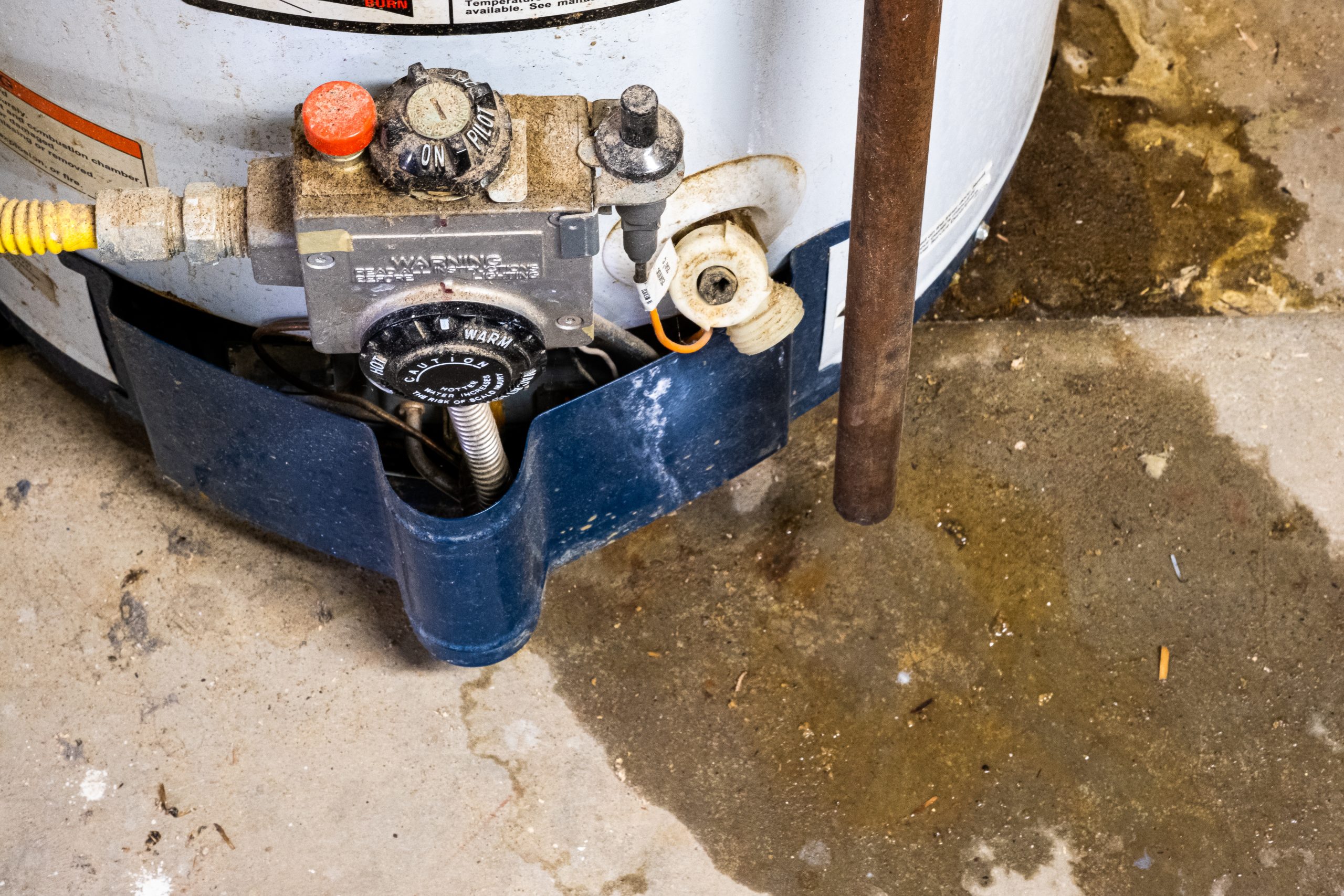 Stop water heater leaking! Learn how to detect, prevent, and fix leaks. Expert advice for a dry home with Major League Plumbing!